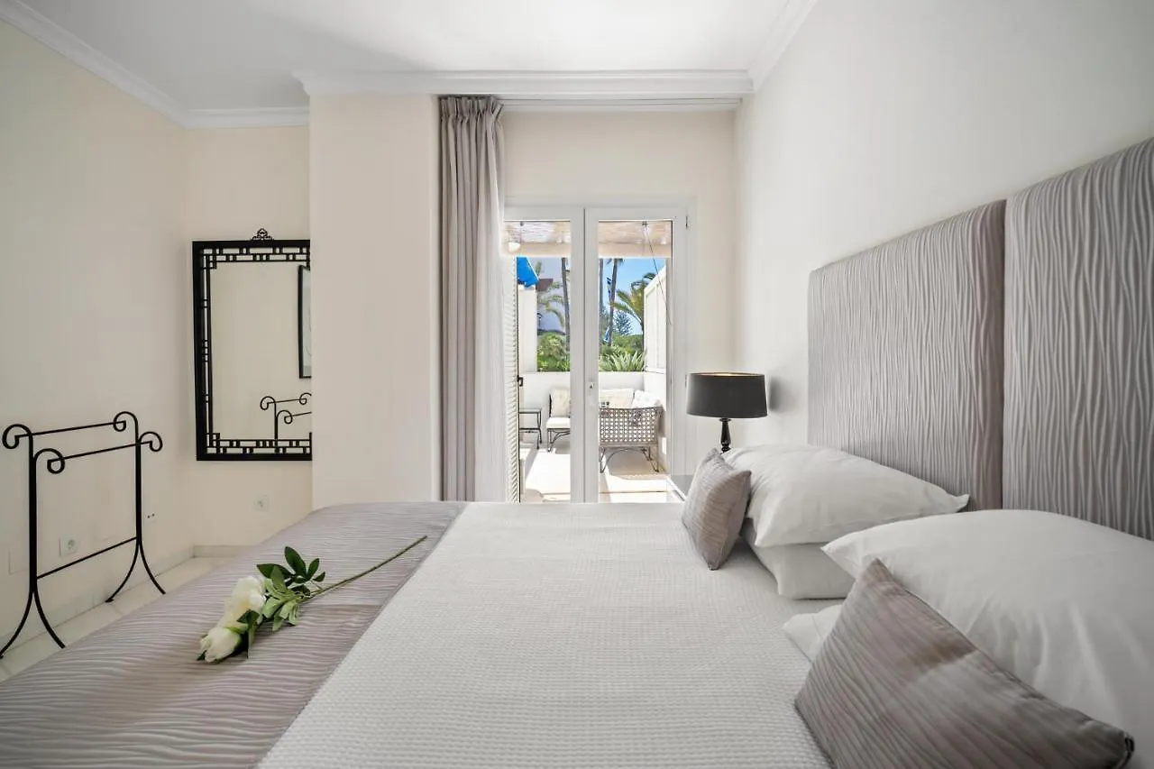 Apartamento De 2 Dormitorios En Las Gaviotas - Puerto Banus Marbella Apartment